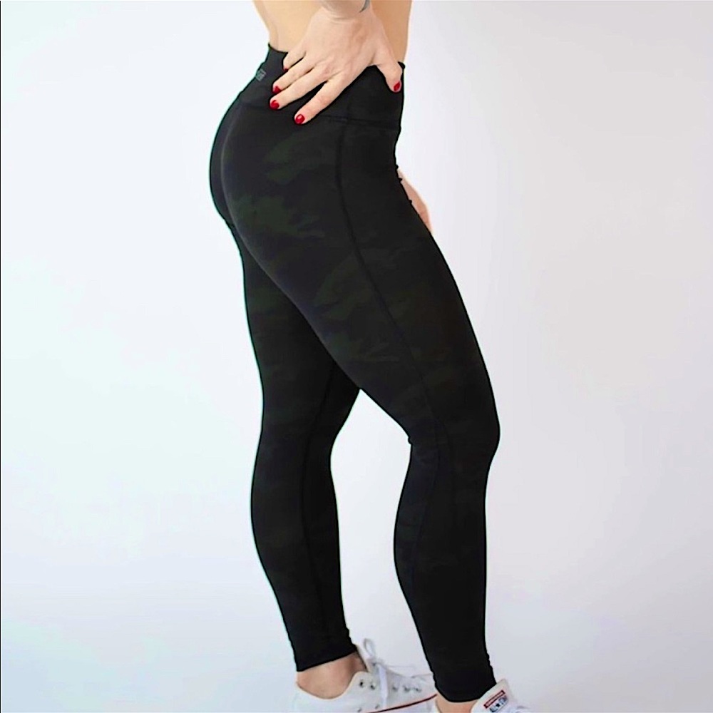 FLEO 💚🖤 CAMO LEGGINGS 25” BNWT MEDIUM